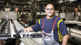 Together with ADLER, profine have developed an innovative two-component coating process for use with the Vacumat® method. | © profine