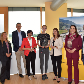 Viktoria Geisler mit den vielen Gratulant/-innen (v.li.): Michael Enders (Lehrlingsausbildner ADLER), Nelly Gorka (Tiroler Fachberufsschule), Dr. Albert Rössler (F&E-Geschäftsleiter ADLER), Andrea Ager (Arbeiterkammer), Astrid Mair (Landesrätin), Victoria Weber (Bürgermeisterin Schwaz) und Stefan Bletzacher (Wirtschaftskammer). | © Land Tirol / Gerzabek