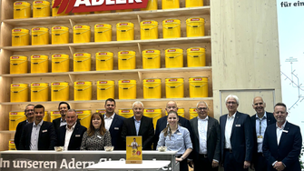 Für die Kunden und Interessenten da: Das ADLER-Team auf der Messe HOLZ in Basel.  | © ADLER