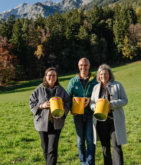Start of a new partnership: Anton Heufelder (Managing Director of Karwendel Nature Park) with ADLER Managing Director Andrea Berghofer (right) and Claudia Berghofer (Head of Corporate Communications, left). | © ADLER
