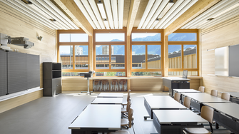 In den Klassenräumen beeindruckt die durch die Lackierung dezent unterstrichene Schönheit der Eichenholzfenster.  | © Seraina Wirz