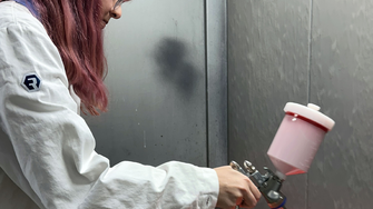 … und beim Lackieren im Spritzraum. | © ADLER