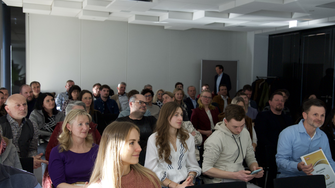 Die ADLER Farbenmeister ließen sich gerne zu den Neuheiten und Marketingmaßnahmen informieren... | © ADLER