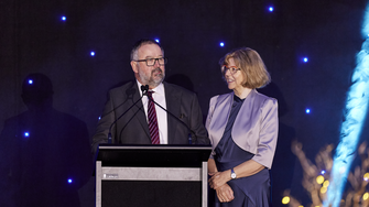 Gemeinsam mit seiner Frau Edith und Sohn Thomas nahm Toni Paarhammer die Preise entgegen.  | © zVg