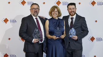 Gemeinsam mit seiner Frau Edith und Sohn Thomas nahm Toni Paarhammer die Preise entgegen.  | © zVg