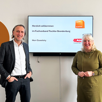 Anke Maske, Geschäftsführerin des Fachverbandes Brandenburg, begrüßt ADLER-Vertriebsleiter Heico Cuwalsky als neuen Partner des Tischlerhandwerks. | © Tischlerhandwerk Brandenburg