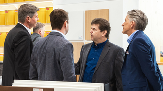 Spannende Produkte, kompetenter Service: Spartenleiter Richard Mölk (li.) und Key Account Manager Bernhard Schiffthaler (re.) im Gespräch. | © ADLER