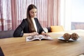 Natural like an oil, robust like a furniture varnish: Legno Dura-Öl is also suitable for heavily used surfaces such as table tops. | © ADLER | Johannes Plattner