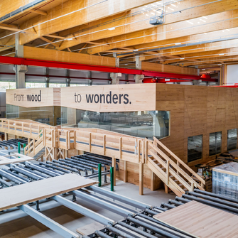 The HASSLACHER Group's slogan "From wood to wonders" is impressively showcased on the birch box coated with ADLER Lignovit Ecofin in the centre of the hall. | © HASSLACHER Gruppe © Peter Mayer