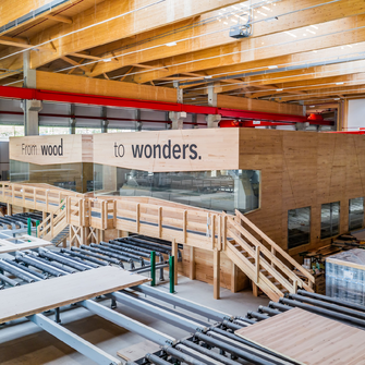 The HASSLACHER Group's slogan "From wood to wonders" is impressively showcased on the birch box coated with ADLER Lignovit Ecofin in the centre of the hall.