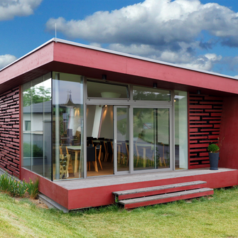 Decorative varnishes such as Pullex Platin – seen here at the Studeny wine-growing estate in Obermarkersdorf, designed by Oberstaller & Sammer Architekten – give you a spectacular metallic look. | © Oberstaller & Sammer Architekten