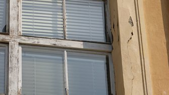 Damp masonry, a poor quality substrate – renovating historical windows can be a real challenge. | © Drevovýroba Kočiš s.r.o.
