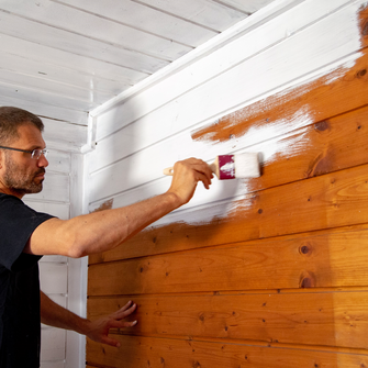 Aqua-Isoprimer CT PRO is especially effective on wood substrates that have yellowed to a severe degree, e.g. wooden ceilings or wall panelling. | © ADLER