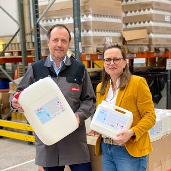 A valuable contribution in the fight against the corona pandemic: Claudia Berghofer and Romed Staggl with the new disinfectant ADLER Clean Disinfectant for hands and surfaces.