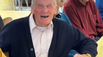 „ADLER-Legende“ Bertl Fink genoss den abwechslungsreichen Nachmittag. | © ADLER