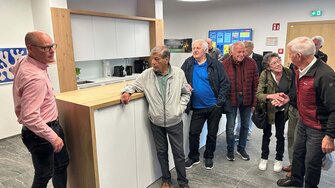 Ulrich Bachmann (li.), Leiter des ADLER-Vertriebsservice, führte die Gäste durch das neue Auftragsbüro. | © ADLER