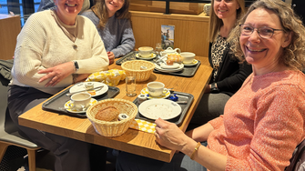 Claudia M. Berghofer (2.v.li.) freute sich über den morgendlichen Austausch mit ihren Mitarbeiterinnen. 