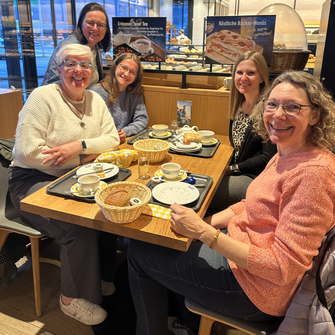 Claudia M. Berghofer (2.v.li.) freute sich über den morgendlichen Austausch mit ihren Mitarbeiterinnen. 