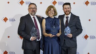 Gemeinsam mit seiner Frau Edith und Sohn Thomas nahm Toni Paarhammer die Preise entgegen.  | © zVg