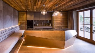 Even the low ceiling in a Kitzbühel flat didn't cause the joinery Tischlerei Decker from Itter too much trouble. | © Chris Hasibeder 38.5 Agentur.Studios.Innsbruck
