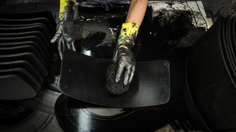 A natural sponge especially sourced from the Aegean Sea is used to wipe across the stain afterwards by hand, ensuring a unique, even finish! | © Thonet GmbH