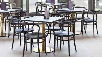 The elegant model 209 in the "Table" restaurant in the Schirn Art Gallery in Frankfurt has also been finished with an elegant black ADLER stain. | © Thonet GmbH © Constantin Meyer