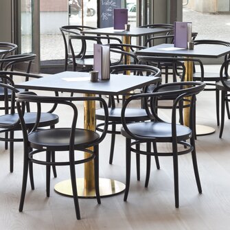 The elegant model 209 in the "Table" restaurant in the Schirn Art Gallery in Frankfurt has also been finished with an elegant black ADLER stain. | © Thonet GmbH © Constantin Meyer