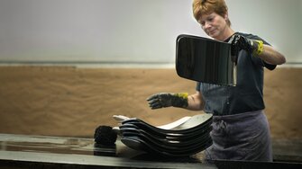 A bath in the black dip-coating stain Arova Flex by ADLER and the chair backs are well equipped for their design assignment. | © Thonet GmbH