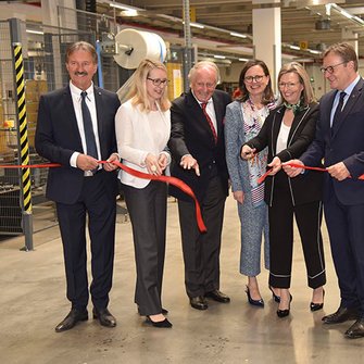  Mayor Dr. Hans Lintner, Federal Minister Dr. Margarete Schramböck, Günther, Claudia and Andrea Berghofer and Governor Günther Platter ceremoniously opened the new production and logistics plants. 