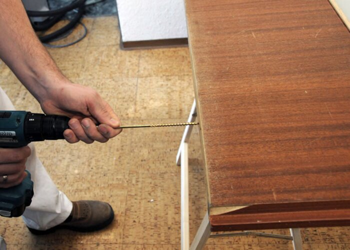Professional tip: Install 2 long screws on each side. In this way, you can turn over the door easily without touching the coat applied.