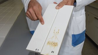 He shows a pattern with SH-Technology (left) compared to a pattern with common consequential damage without the self-healing mechanism. 