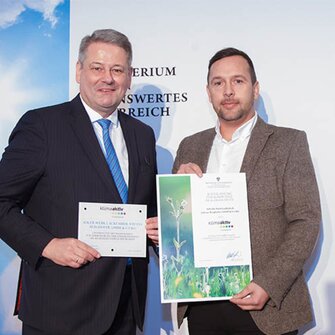 Stellvertretend für die ADLER-Werk Lackfabrik nahm Hannes Obermair, Leiter des Referats Umweltschutz und Sicherheit, die Auszeichnung von Minister Andrä Rupprechter entgegen. (Fotohinweis: BMLFUW / Jana Madzigon)