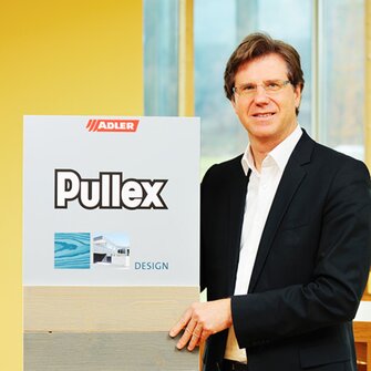 ADLER-Sales Manager Alexander Ringler presents the metallic gleaming surfaces of Pullex Platin.