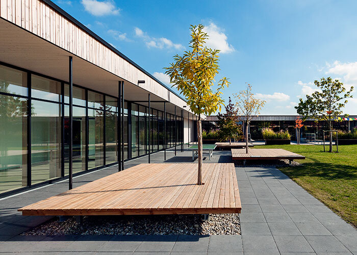 Continuous window fronts connect the single storey school with the green schoolyard and playground (photo: Antje Hanebeck)