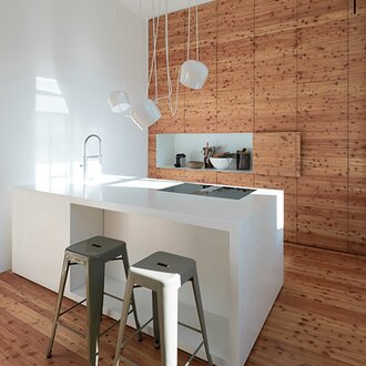 Aus Lärche: Der Dielenboden geht nahtlos in die raumhohen Schränke über. Foto: H.S.D. Architekten